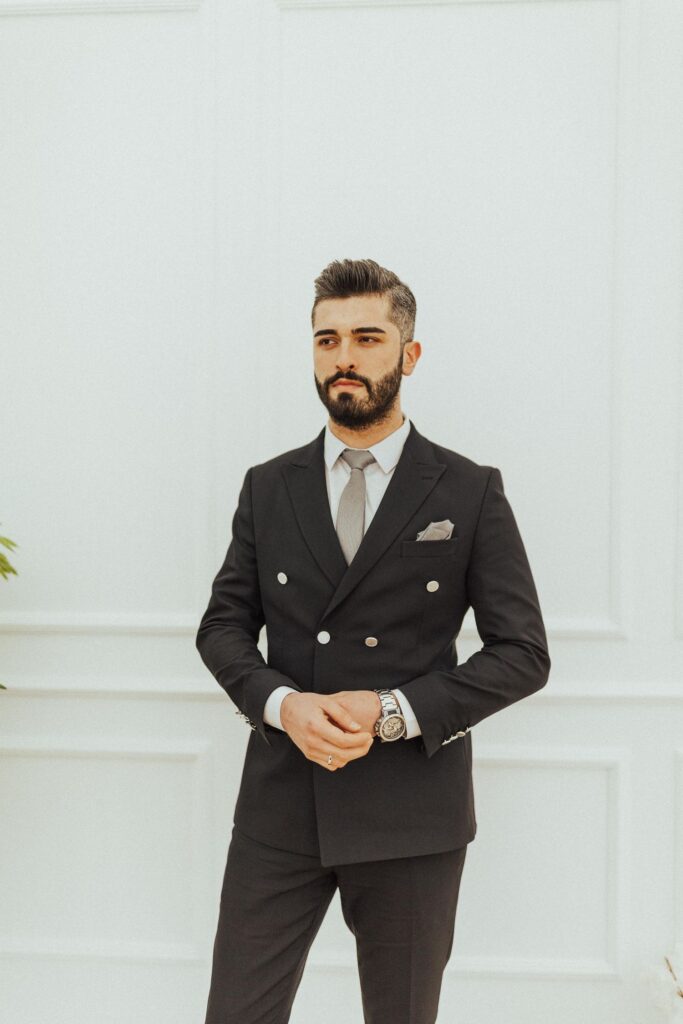 Hombre con traje cruzado negro Centauro