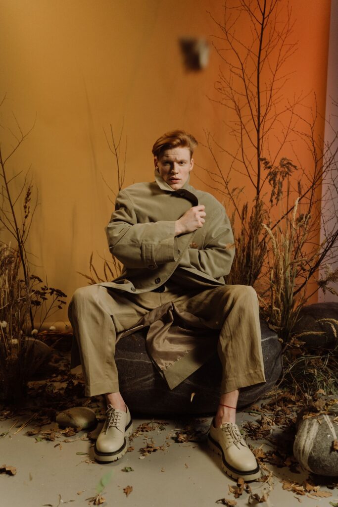 Editorial moda masculina tonos calidos